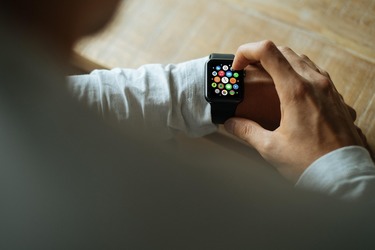 Notificări fără stres: filtre, rezumate și răspunsuri rapide pe ceas