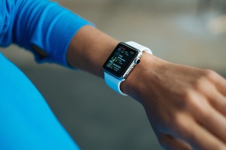 Siri pe Apple Watch: dictare, comenzi și scurtături care chiar merg