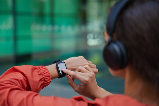 Muzică fără telefon: YouTube Music/Spotify offline pe ceas