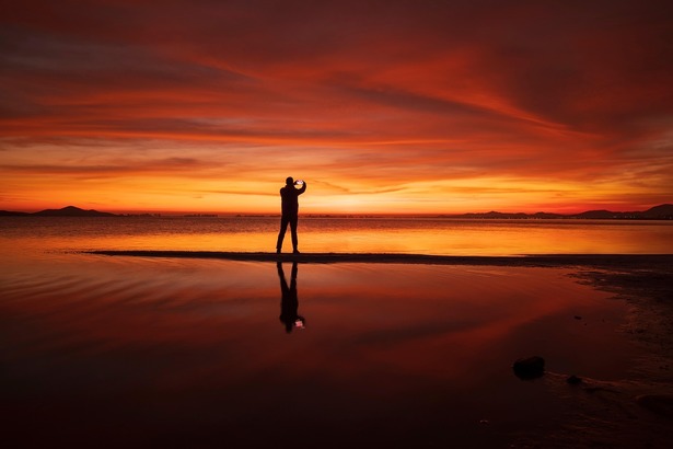 Cum faci să expui corect peisaje la răsărit și apus fără să arzi cerul