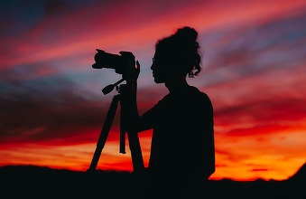 Cum faci să fotografiezi noaptea fără trepied: stabilizare, setări și tehnici din mână