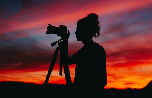 Cum faci să fotografiezi noaptea fără trepied: stabilizare, setări și tehnici din mână