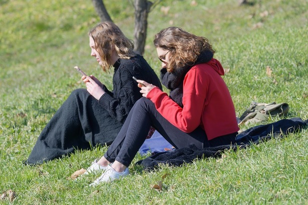 Americanii "trag" cât pot de telefoane, ceea ce generează pierderi de productivitate care afectează economia