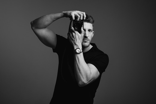 Cum fotografiezi corect o persoană contralumină fără să alterezi fundalul