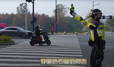 Un robot AI dirijează traficul în China VIDEO