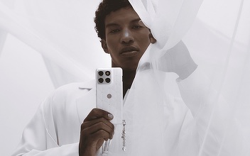 Motorola anunță un smartphone cu cristale Swarovski care „aduce pace în buzunare”