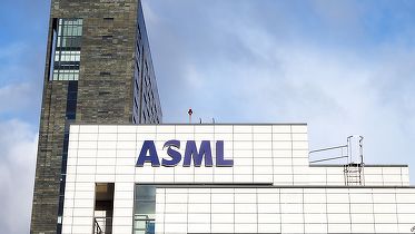 ASML anunță concedieri, dar și comenzi record pe fondul cererii ridicate pentru cipuri AI. Acțiunile urcă puternic 