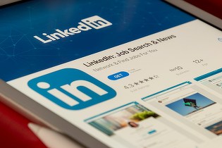 Cum schimbi parola pe LinkedIn și de ce merită să o faci periodic