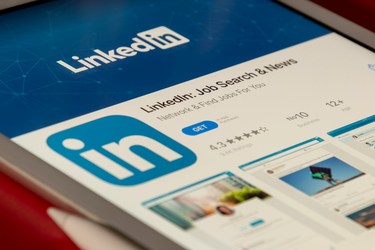 Cum verifici permisiunile aplicațiilor conectate la LinkedIn și cum le elimini