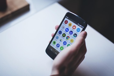 Cum îți protejezi conturile de Instagram și TikTok: preluări de cont, linkuri false și setări necesare