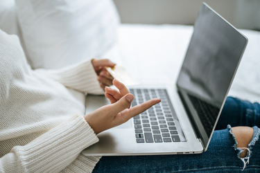 Laptopul nu mai încarcă prin USB-C? Ce verifici înainte să crezi că s-a stricat portul