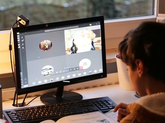 Webcam bun pentru call-uri și streaming: cum alegi modelul care chiar te face să arăți bine