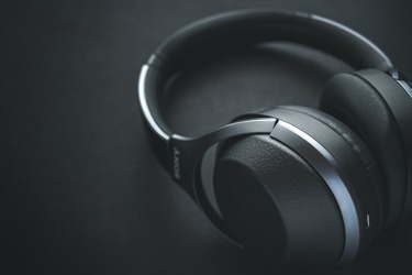Căști de gaming wireless: la ce să fii atent ca să nu sacrifici sunetul pentru comoditate