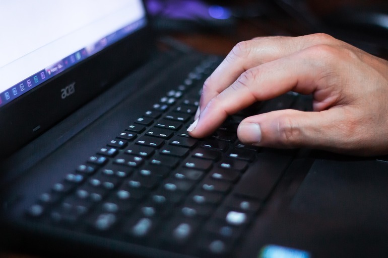 Echipă IT monitorizând securizarea infrastructurii IT a spitalelor prin Security Operation Center pentru prevenirea atacurilor cibernetice. | sursa foto: Profit Echipă IT monitorizând securizarea infrastructurii IT a spitalelor prin Security Operation Center pentru prevenirea atacurilor cibernetice. | sursa foto: Profit