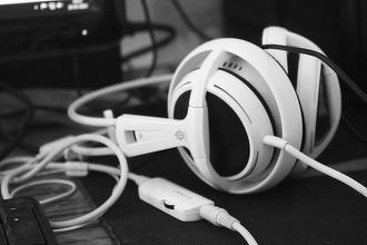 Cum cureți corect un headset de gaming fără să-i strici pernițele sau microfonul