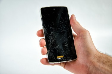 Folie de sticlă pentru smartphone: cum alegi una bună și de ce unele strică experiența tactilă