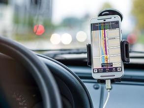 Suport auto pentru telefon: cum alegi unul sigur, stabil și compatibil cu husa ta