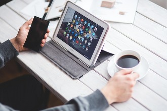 Tabletă cu tastatură și stylus: cum alegi accesoriile care chiar o transformă în unealtă de lucru