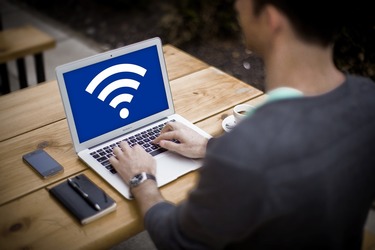 FOTO Avertizare în România: Wi-Fi gratuit din aeroporturi, hoteluri, cafenele și alte spații publice vă poate expune datele personale și financiare unor riscuri majore