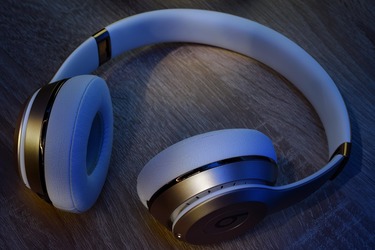 De ce se descarcă repede căștile wireless și ce setări trebuie schimbate prima dată