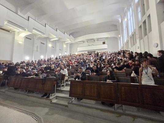 Ce nu învață studenții la facultate, dar pot afla din primul lor proiect real 
