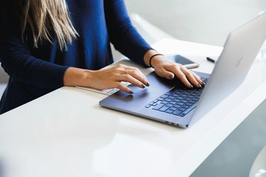 Laptop, confort și ritm de lucru: cum arată spațiul care te ajută să produci mai bine