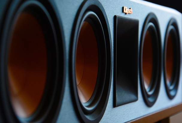 Cum alegi primul sistem home cinema: soundbar, boxe separate sau pachet complet