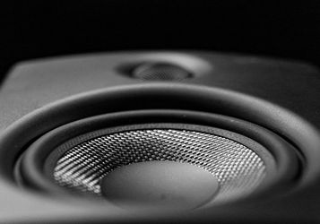 Soundbar cu subwoofer sau sistem 5.1 clasic: ce alegi pentru apartament