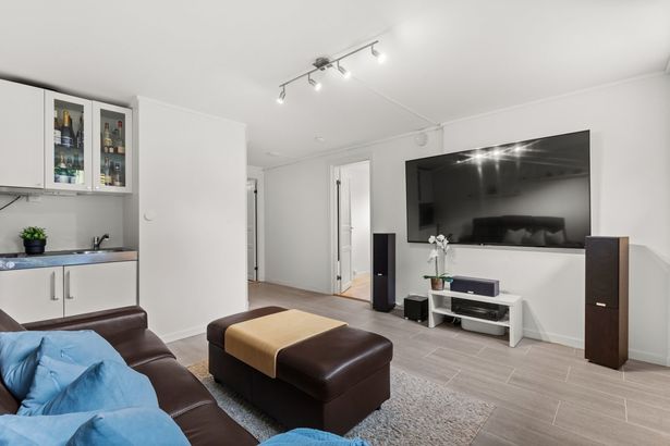 Cum poziționezi corect boxele într-un living ca să obții sunet surround real