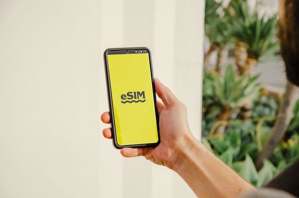 Cum să ai internet prin eSIM în străinătate și să scapi de surprizele roamingului