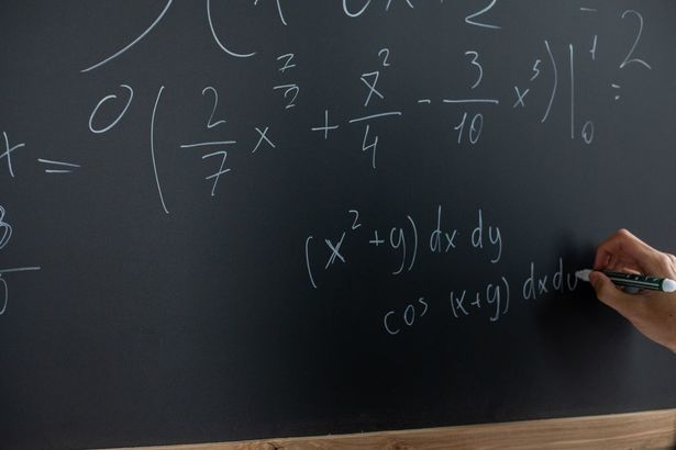 Problemă de matematică veche de 90 de ani, rezolvată în 88 de ore de către 10.000 de agenți AI care au lucrat simultan