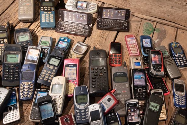 Fraudă de amploare cu telefoane mobile. Percheziții în 19 țări, inclusiv România