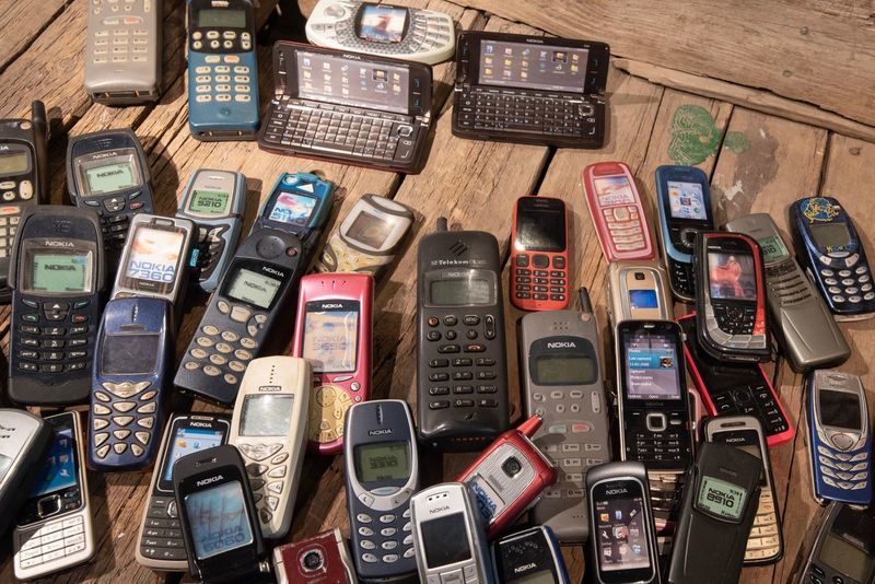 Fraudă de amploare cu telefoane mobile. Percheziții în 19 țări, inclusiv România