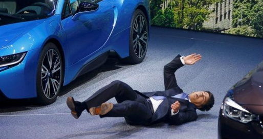 VIDEO Șeful BMW, Harald Kruger, a leșinat în timpul unei conferințe de presă de la salonul auto de la Frankfurt