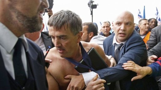 FOTO&VIDEO Mai mulți directori Air France au fost agresați de către angajați, după ce au fost anunțate concedieri