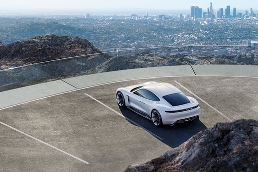 Un nou capitol în istoria automobilelor sport: Porsche Mission E primește undă verde pentru producția de serie