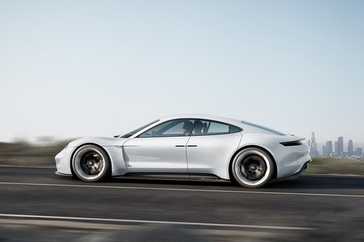 Un nou capitol în istoria automobilelor sport: Porsche Mission E primește undă verde pentru producția de serie