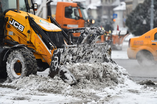 UPDATE ora 20.00: Ninsorile și viscolul afectează transporturile din sudul țării. Școlile din Capitală își suspendă luni cursurile