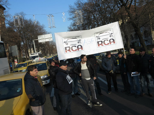 Transportatorii anunță proteste la Parlament în martie și cer oprirea scumpirii RCA prin lege