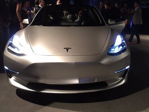 Tesla a atras capital de 1,5 miliarde de dolari pentru finanțarea producției de Model 3