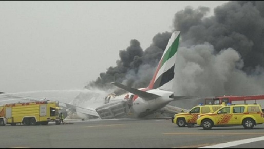 FOTO Un avion al companiei Emirates s-a prăbușit în timpul aterizării pe pista aeroportului Dubai