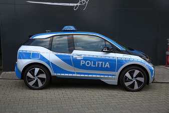FOTO Poliția Română a apelat pentru prima oară la un automobil electric