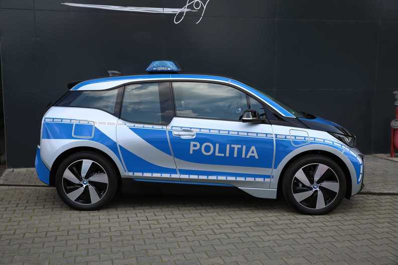 FOTO Poliția Română a apelat pentru prima oară la un automobil electric