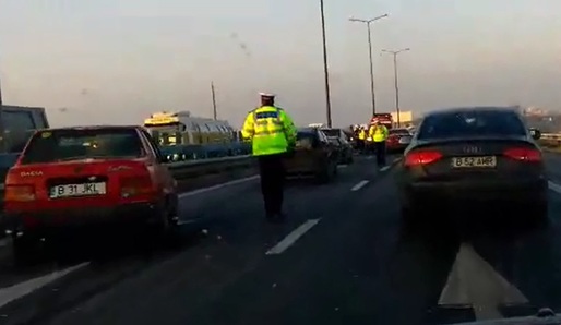 VIDEO Accident pe A2, la ieșirea către centura Capitalei - 17 autoturisme implicate, 22 de persoane rănite