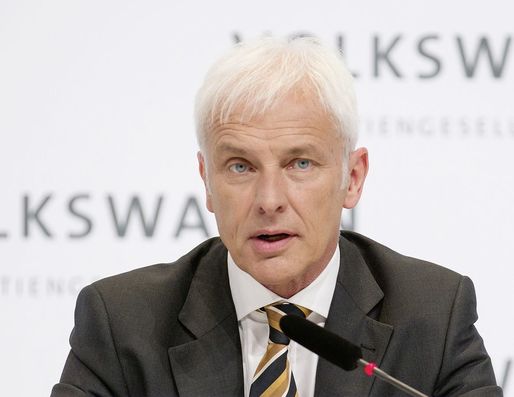Șeful VW Group, Matthias Muller, și fostul CEO, Martin Winterkorn, acuzați de procurorii germani pentru manipularea pieței în scandalul emisiilor