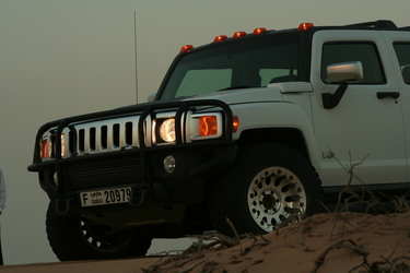 Fiscul vinde din nou zeci de mașini, de la Dacia și Moskvich la Hummer H3, dar și o motocicletă Aprilia. Cel mai mic preț este 250 lei