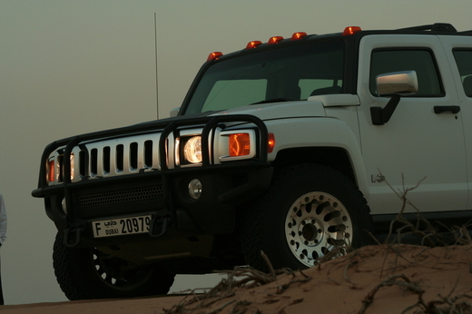 Fiscul vinde din nou zeci de mașini, de la Dacia și Moskvich la Hummer H3, dar și o motocicletă Aprilia. Cel mai mic preț este 250 lei