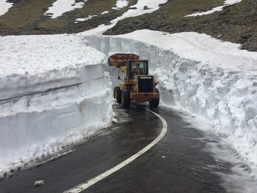 FOTO Drumarii din Sibiu au început să deszăpezească Transfăgărășanul, pentru a fi redeschis de la 1 iulie