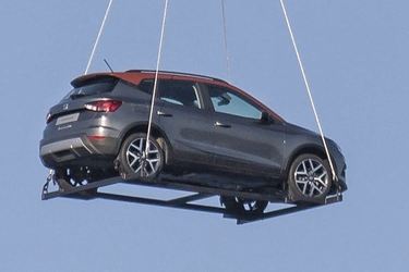 FOTO Noul Seat Arona a fost prezentat publicului suspendat de un elicopter, deasupra Barcelonei