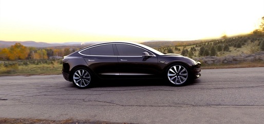 Tesla a produs primul automobil de serie Model 3, care îi revine lui Elon Musk